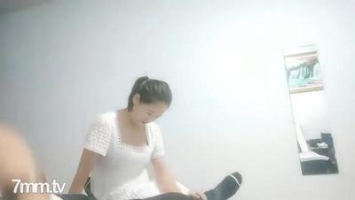 Xiaomengは機能しません。兄はペディキュアショップで巨乳の甘い女の子とつながり、彼女を部屋に連れ戻します