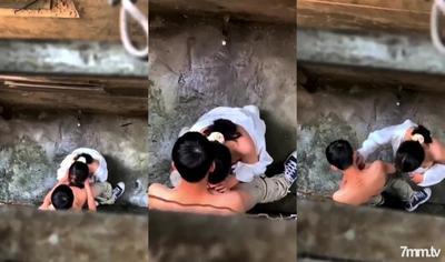 &quot대낮에 복도와 골목으로 내려가 사람들을 괴롭히는 대학생 커플들&quot 주위에 사람이 없으면 위층에서 비명 소리가 들린다.