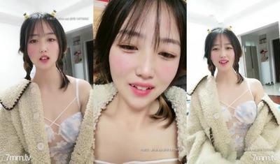 大四了還像個小學妹,顏值不老學姐,逼逼還沒怎麼開發過,在臥室自慰,勾引網上的學弟們,嬌羞呻吟!