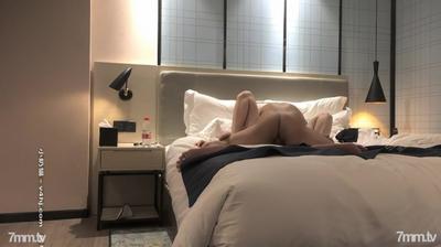 【AI畫質增強】2020.11.23【戰狼行動】約操小陳頭約過的短髮極品女神第二炮,伴隨著音樂抽插女神的軀體