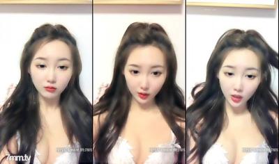 剛亮相就讓人眼前一亮的超級美女,甜美又淫蕩的女神卿卿tulips 身材一級棒,跳蛋振動棒自慰出大量白漿,洞口濕濕滑