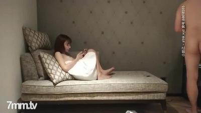 このショートヘアの超美少女は何度も探していました.彼女は完璧な体型をしています.ショートヘアは女性らしさに満ちています.女性の魅力を完全に体現しています.彼女は手でお尻をつまんで乗っています.