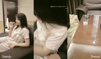 まだ大学にいる最高の甘くて純粋な女の子、彼女のおっぱいは発達したばかりです、彼女はキャンパスのオンラインのヤミ金融に強制されているので、海に行くことは借金を返済するためのお金を稼ぐことしかできません、最高のファンはBを強制しました30代の叔父に犯される