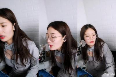 The Contrasting Girl Looks Pure And Beautiful, The Beauty Anchor Wears Glasses, She Fucks Her Lasciviously, Moaning Softly, I Can"t Stand It