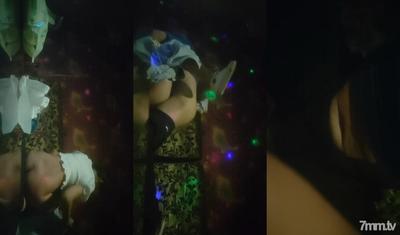 2022.9.22, [회장 Li Tanhua], KTV Rio Liangjia, 젊은 여성이 주도권을 잡고 단단하고 아름다운 가슴으로 바닥에 내려 오럴 섹스를 수행했습니다.