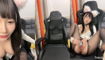 絶対に素晴らしい！極上美少女！甘くてかわいい笑顔、大きな胸と太った猫、開いたファイルの黒い絹のジャンプ卵の詰め物、オーガズムの潮吹き