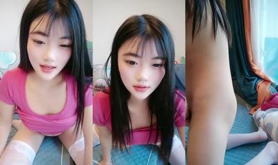 The Pure Little Demon Girl Showed Her Face And White Silk Seduced Her Passionately With Her Little Brother, Making Her Lick And Pussy Look So Coquettish