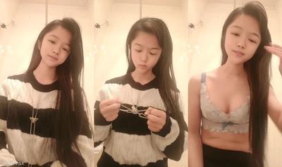 The Girl Without Makeup Shows Her Face And Slowly Strips Off Her Clothes Under The Guidance Of Wolf Friends, Showing Her Face And Interacting With Her All The Time