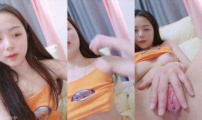 The Ultimate Stunner And Beautiful Girl! Sweet And Well-behaved Sister! Lifting The Vest And Rubbing The Tits, The Glass Rod Is Inserted Into The Pussy