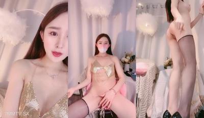 The Model&quots Figure Is Superb! Internet Celebrity Goddess Into The Sea! Smooth And Beautiful Buttocks Swinging, One-legged Black Silk Beautiful Legs, Props Thrusting Tender Pussy