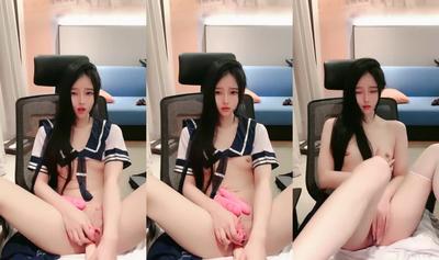 The Super Lewd Little Girl In White Silk Uniform Shows Her Face In The Live Broadcast, The Goddess&quots Face Value Is Interactive And Teasing, And The Props Are Inserted Into The White Tiger&quots Pussy