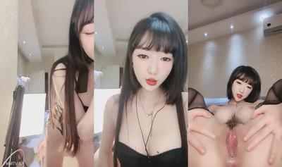 Internet celebrity beauties have recently gone to sea! Especially fat lip powder hole! Close-up of legs spread, fingered, telescopic dildo inserted