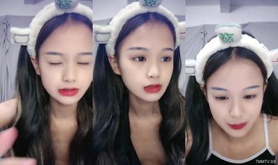 달콤한 kawaii 00 부드러운 자매! 몸집이 작고 가난한 가슴! 옷을 벗고 부드러운 보지를 열고 다리를 들어 아름다운 발을 보았습니다.