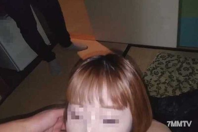 fc2-ppv 1662044 3天限定【個撮】賭博成癮的家庭主婦，被兩個男人壓制住，用別人的陽具深入陰道內射