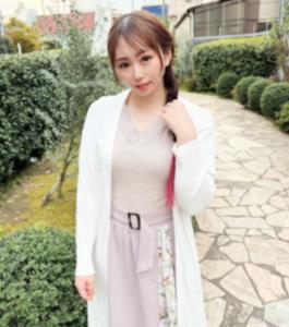 fc2-ppv 3349980 【無修正】【人妻】成熟且充滿色氣的清純人妻。使用電動按摩棒與雙根假陽具同時調教，展現出老公看不到的淫亂姿態，生殖器插入並射精在體內！