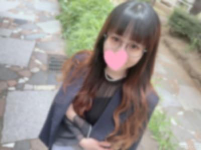 fc2-ppv 3806409 ※露臉※【無修正】【初拍】時尚的眼鏡女孩。極小身材的嘴巴/乳頭被淫蕩地揉搓，興奮不已。像香腸一樣巨大的陰莖被深深吸吮！